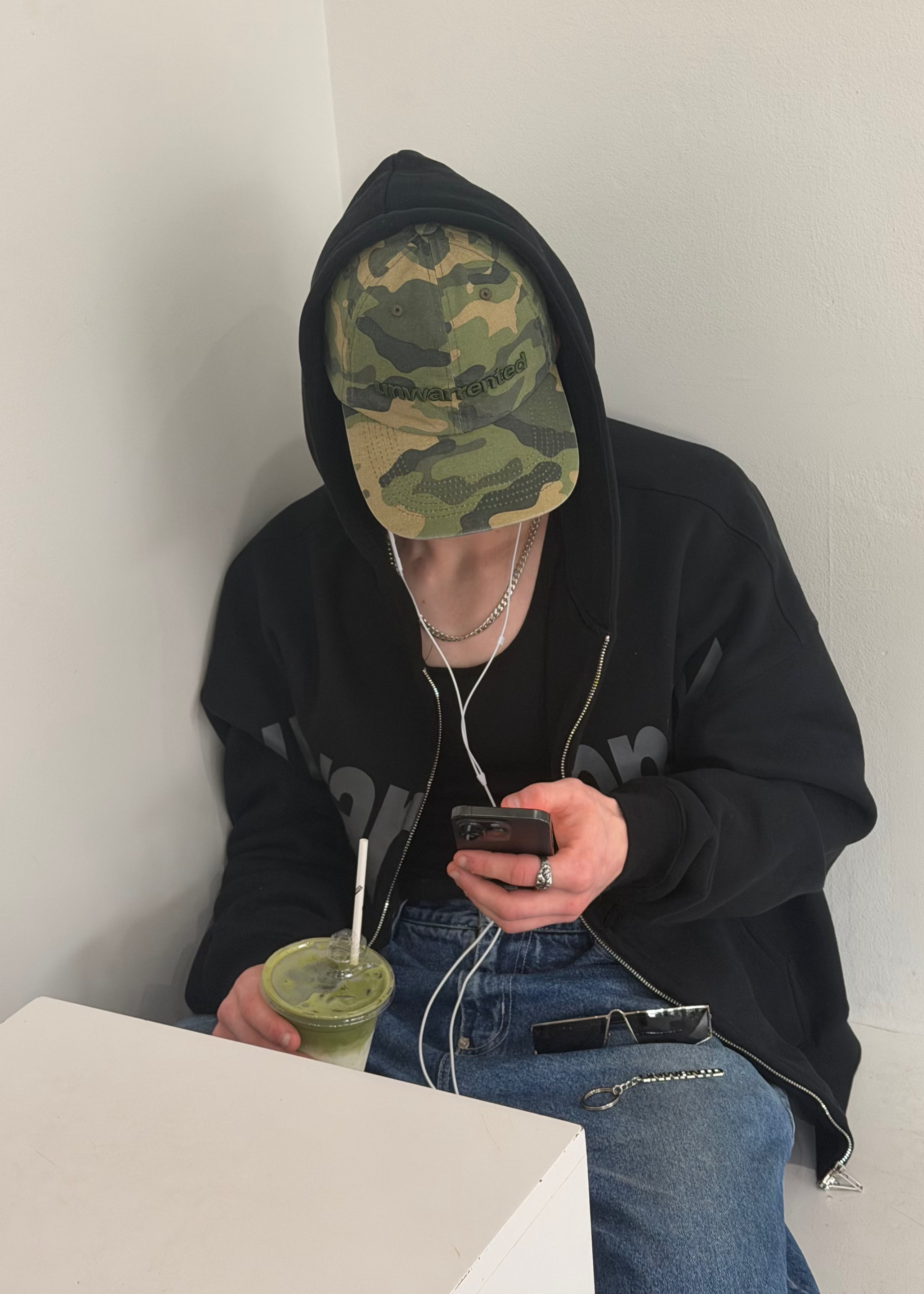 Model wearing the camo field cap