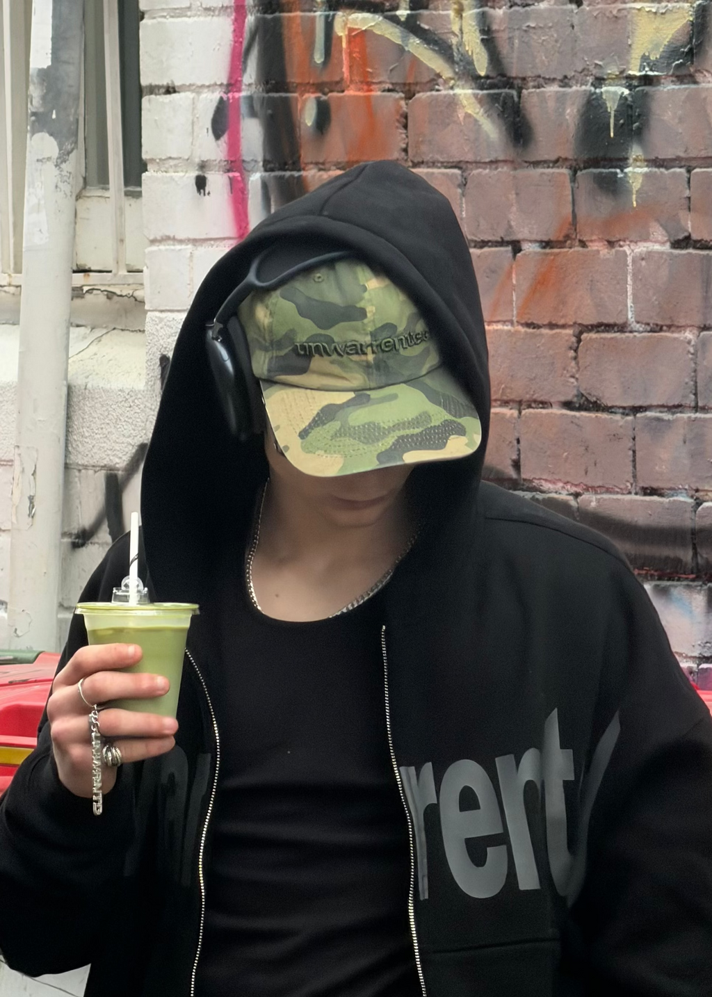 Model wearing the camo field cap